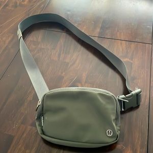Lululemon Everywhere Belt Bag - army green